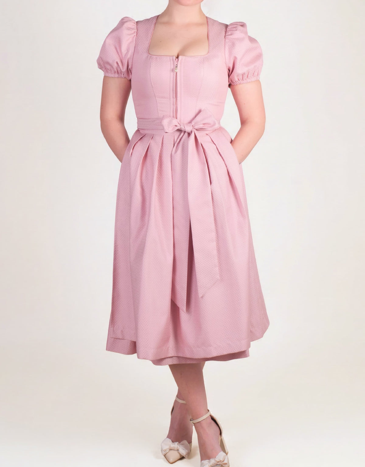 Dirndl Magnolia in Altrosa mit Puffärmeln, Vorderansicht