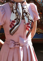 Dirndl Magnolia in Altrosa, Nahaufnahme Schleife und Schürzenband