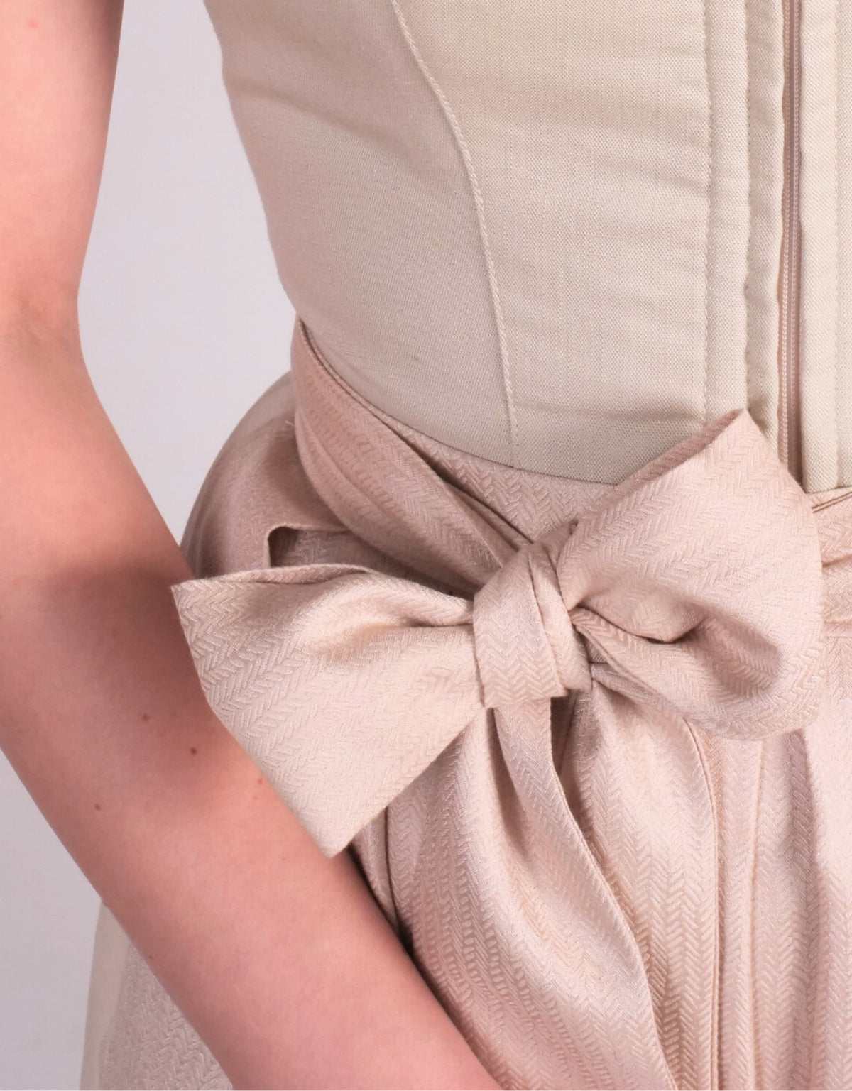 Dirndl Soft Pearl, Detailaufnahme Taillenschleife in Beige