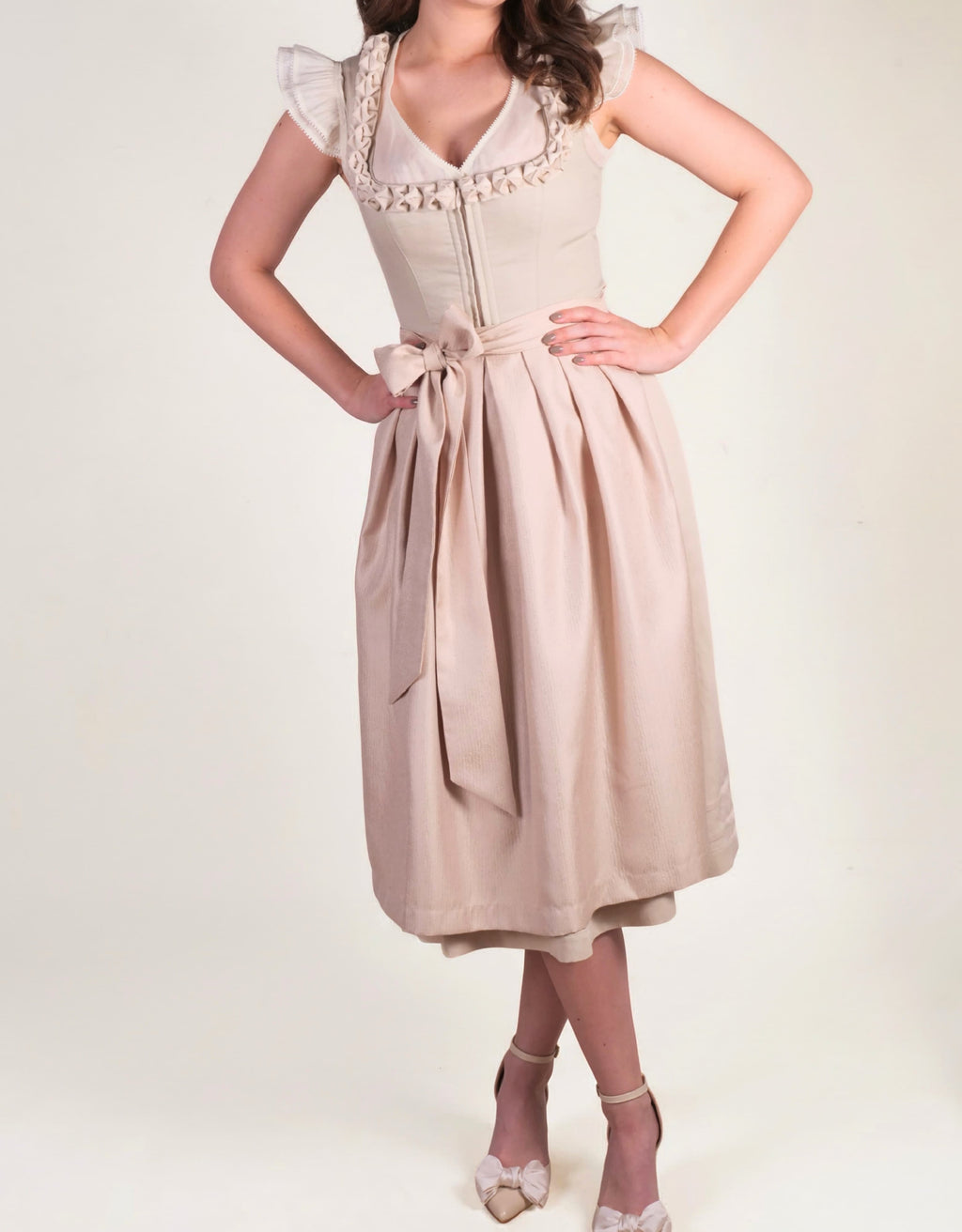 Dirndl Soft Pearl in Beige mit Samt-Rüschchen, Vorderansicht